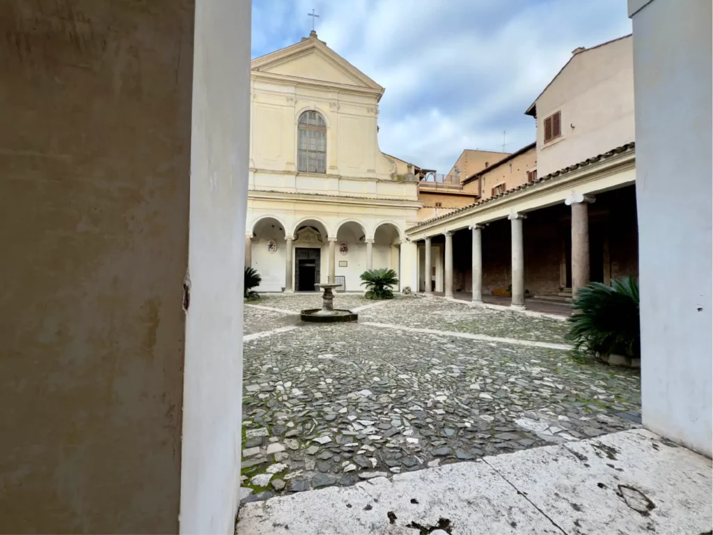 Roma Undercover 1 Basílica de São Clemente, vista do Claustro, a primeira experiência de Roma Undercover
