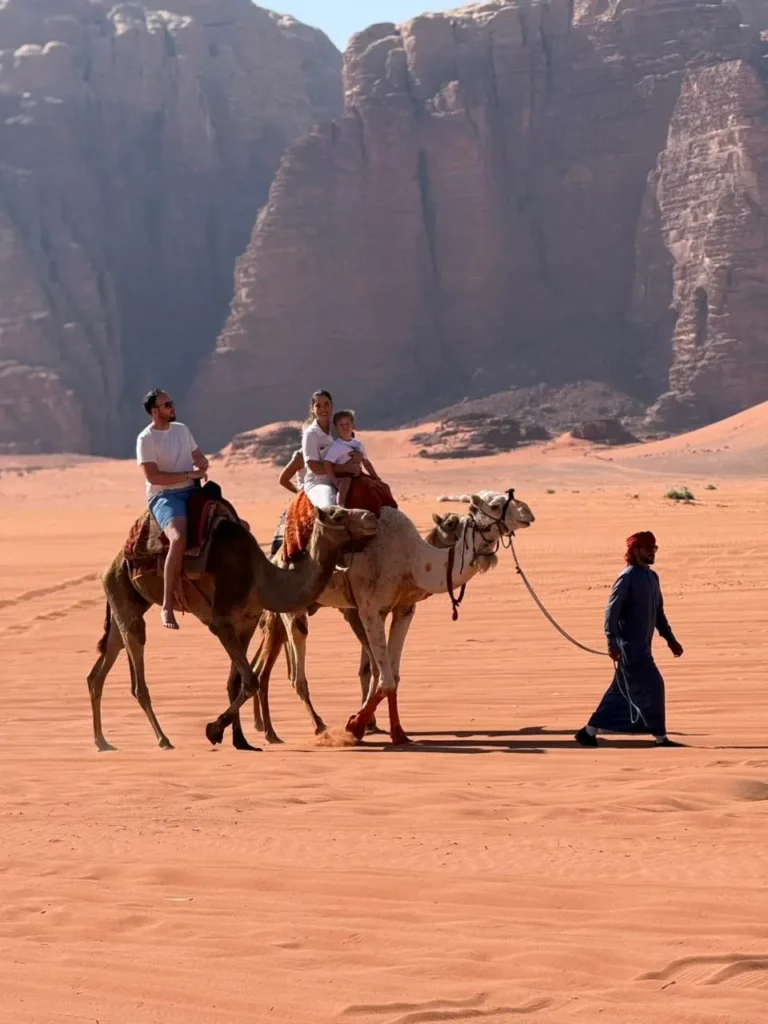 Tour de camelo em Wadi Rum com guia