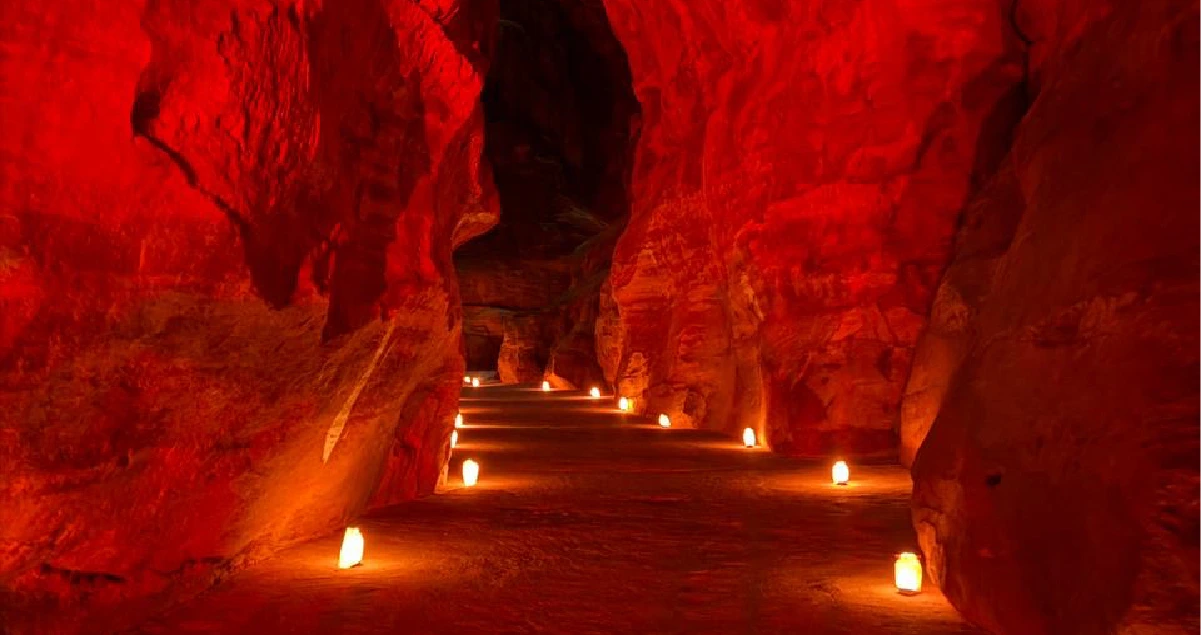 Petra à noite com caminho de velas no Siq até ao Tesouro, experiência na Jordânia